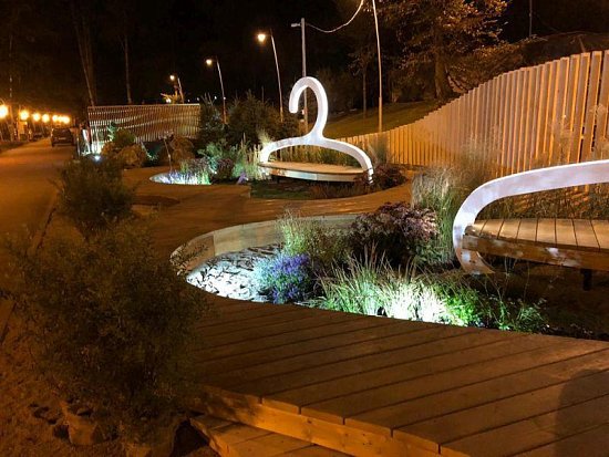 Арт-объекты в форме вешалок