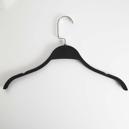 Плечики с покрытием soft-touch черные АМ903(черн)