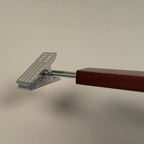 Вешалка деревянная, с зажимами для одежды WS 006(красн) фото 3